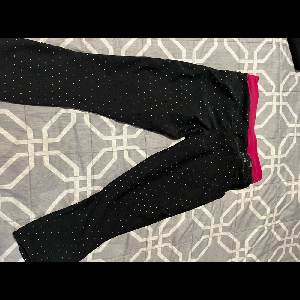Nike capris medium NWT women’s black pink